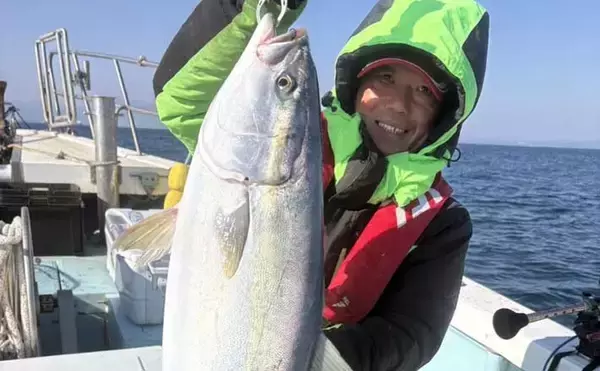 【沖釣り釣果速報】落とし込み釣りで8kg級大型ブリ浮上！5kg級ヒラメもヒット（大分・熊本）