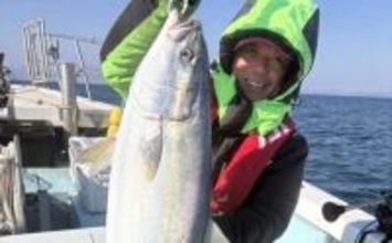 【沖釣り釣果速報】落とし込み釣りで8kg級大型ブリ浮上！5kg級ヒラメもヒット（大分・熊本）