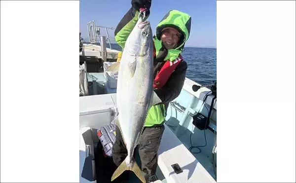 「【沖釣り釣果速報】落とし込み釣りで8kg級大型ブリ浮上！5kg級ヒラメもヒット（大分・熊本）」の画像