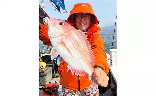 「【沖釣り釣果速報】落とし込み釣りで8kg級大型ブリ浮上！5kg級ヒラメもヒット（大分・熊本）」の画像