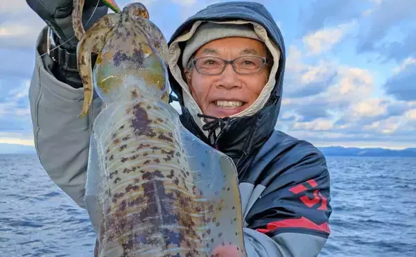 ティップランで1.4kg頭にアオリイカ船中9匹キャッチ【三重】ヒットカラー見極めが釣果に繋がる