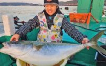 「重量級青物戦！」娘と挑んだカセ落とし込み釣りで13.5kgメタボブリ好捕【和歌山・串本】