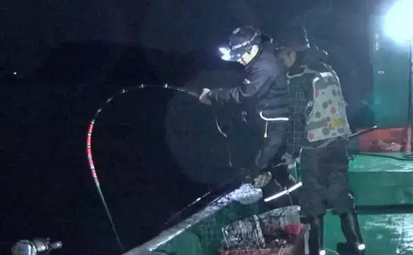 「「重量級青物戦！」娘と挑んだカセ落とし込み釣りで13.5kgメタボブリ好捕【和歌山・串本】」の画像