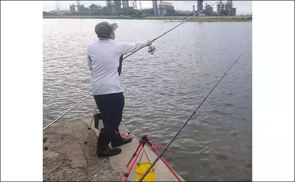 「鈴鹿川河口での投げ釣りで本命ウナギに大型クロダイをキャッチ【三重】」の画像