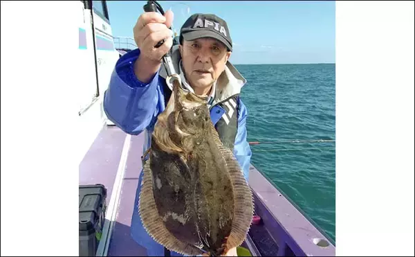 「「ヒラメ3kg級が次々浮上！」大原沖の泳がせ釣りで船中26尾の爆釣劇【千葉】」の画像
