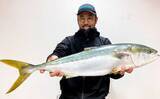 「堤防ショアジギングで81cmブリ堂々浮上　サバの猛攻かわして狙い撃ち」の画像1
