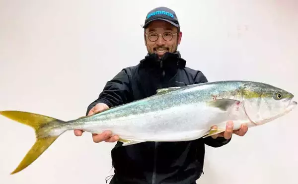 堤防ショアジギングで81cmブリ堂々浮上　サバの猛攻かわして狙い撃ち