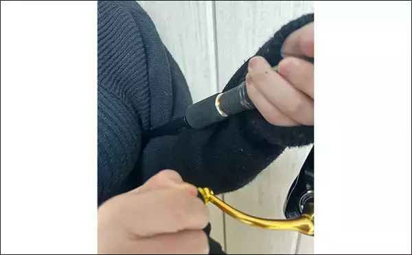 「女性にLSJのタックルを持たせてみた　疲れにくいジャークのコツは脇にロッドを挟むこと」の画像