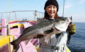 東京湾シーバスジギング船で60cm頭に3尾キャッチ【つり幸】赤金がアタリカラー