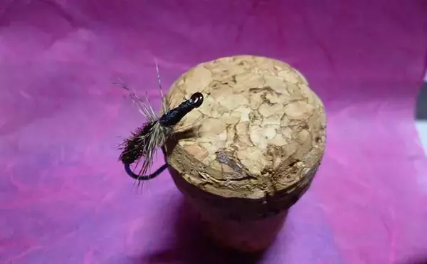 フライお得帖：七つの顔を持つ毛鉤『ザグ・バグ』を【17円】で自作する方法