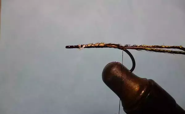 「フライお得帖：七つの顔を持つ毛鉤『ザグ・バグ』を【17円】で自作する方法」の画像