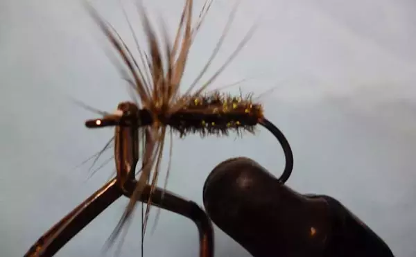 「フライお得帖：七つの顔を持つ毛鉤『ザグ・バグ』を【17円】で自作する方法」の画像