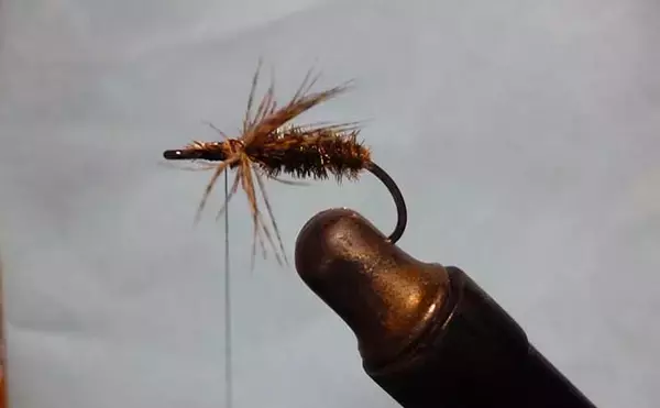 「フライお得帖：七つの顔を持つ毛鉤『ザグ・バグ』を【17円】で自作する方法」の画像