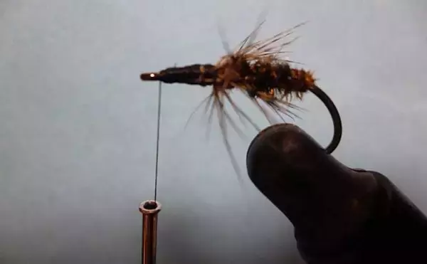 「フライお得帖：七つの顔を持つ毛鉤『ザグ・バグ』を【17円】で自作する方法」の画像