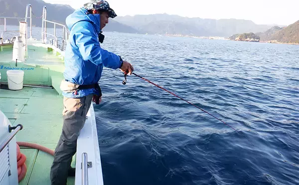 「秋の船カワハギ釣り入門解説 【タックル・仕掛け・エサ・釣り方のキホン】」の画像