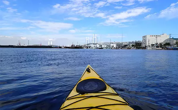 「「想定外の展開に！」初めてカヤックに乗ってみた　目の前にナブラ発生で釣り欲が爆発」の画像