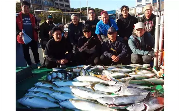 「【沖釣り釣果速報】落とし込み釣りで快挙！ヒラマサ106cm＆青物60尾超えの大爆発（福岡）」の画像