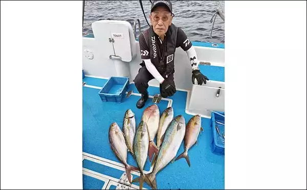 「【沖釣り釣果速報】落とし込み釣りでヒラマサ107cm浮上！エサ付き抜群で青物ラッシュ！（福岡）」の画像