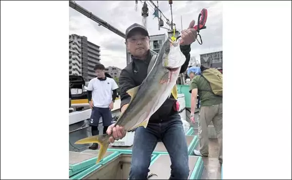 「【沖釣り釣果速報】落とし込み釣りでヒラマサ107cm浮上！エサ付き抜群で青物ラッシュ！（福岡）」の画像