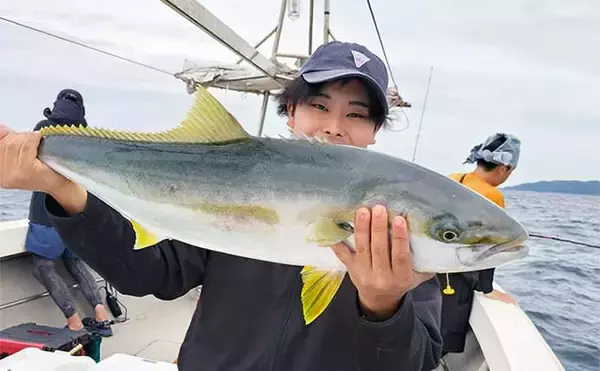 「【沖釣り釣果速報】落とし込み釣りでヒラマサ107cm浮上！エサ付き抜群で青物ラッシュ！（福岡）」の画像