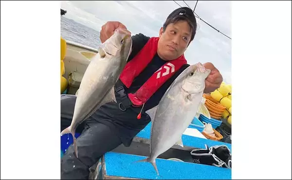 「【沖釣り釣果速報】落とし込み釣りでヒラマサ107cm浮上！エサ付き抜群で青物ラッシュ！（福岡）」の画像