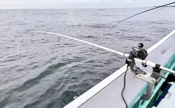 「解禁直後の飯岡沖ヒラメ釣りで2kg超え本命手中【千葉】低活性の魚を好感度＆軽量タックルで攻略」の画像
