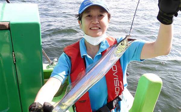 東京湾の船タチウオ釣りで初心者も数釣り堪能 天秤エサ釣りで挑戦 22年8月14日 エキサイトニュース