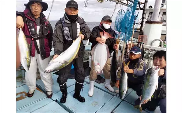 「【沖釣り釣果速報】ヒラマサがデッキにズラリ！玄界灘の落とし込み釣りで青物続々ヒット（福岡）」の画像