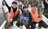 「「レジャー感覚でシーバス連発！」東京湾ルアーゲーム好調　関東エリアの【船釣り特選釣果８選】」の画像1
