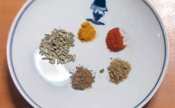 「釣魚レシピ：マダイのスパイシーカルパッチョ　白ワインと相性バッチリ」の画像