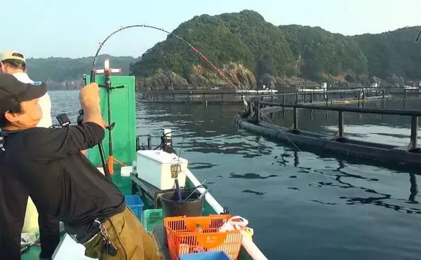 「「ブリが釣りたい！」アメリカから来日した友人と挑んだ串本カセ釣りで90cm級浮上【和歌山】」の画像