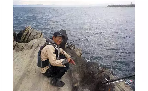 「城ヶ島の地磯で1.1kgアオリイカをキャッチ【神奈川】冷凍アジエサのタラシ釣りにヒット！」の画像