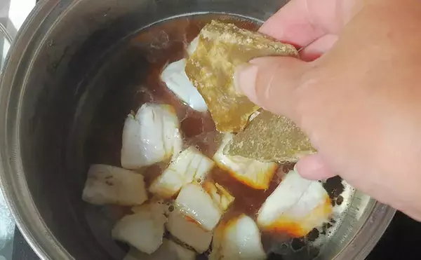 「釣魚で作る「ご飯がすすむ」レシピ：角切りマダイの黒糖煮　新生姜がアクセント」の画像