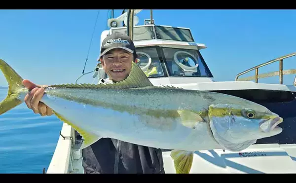 「シーズン初の船落とし込み釣りで8kg級ヒラマサを手中【佐賀】微風快晴の好条件で大型ヒット」の画像
