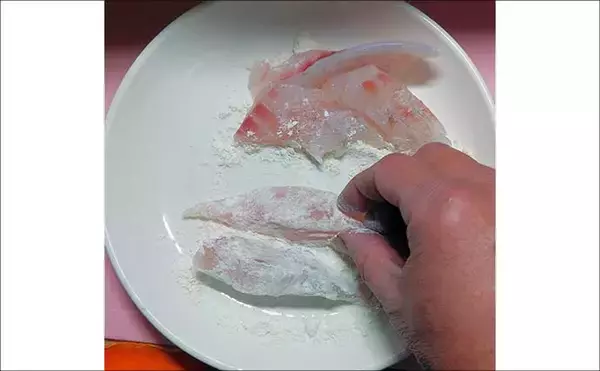 「釣魚で作る「本格イタリアン」レシピ：マダイのバター焼き　レモンでさっぱりと」の画像