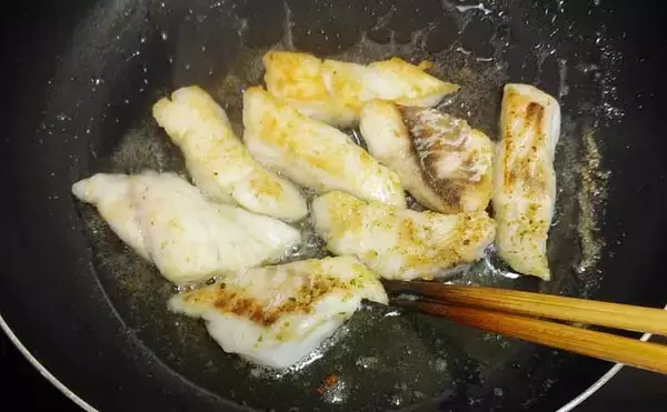 「釣魚で作る「本格イタリアン」レシピ：マダイのバター焼き　レモンでさっぱりと」の画像