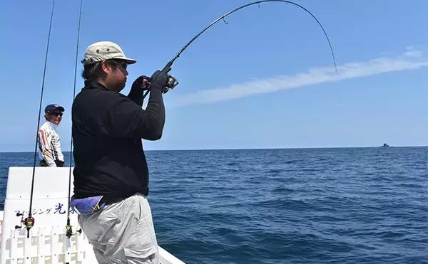 「レンタルボートでのロックフィッシュゲームで47cmオオモンハタにアカハタは連発【三重・紀北】」の画像