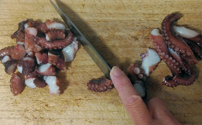 釣ったマダコで作る「疲労回復」レシピ：からしじょう油和え　半生がポイント