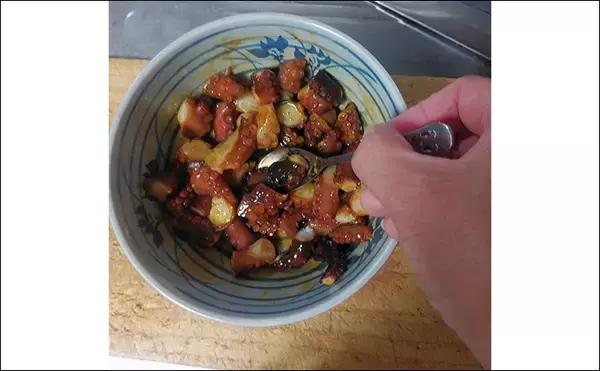 「釣ったマダコで作る「疲労回復」レシピ：からしじょう油和え　半生がポイント」の画像