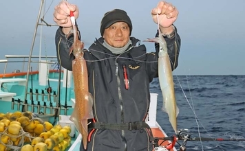 船ヤリイカ釣りで40cm級ダブル連発！【茨城・波崎】多点掛けで数釣り気配