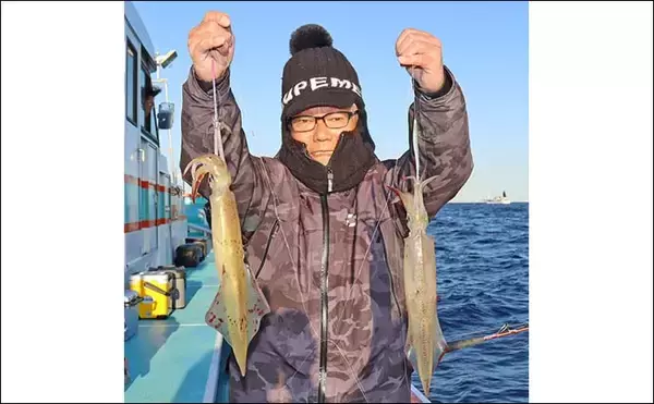 「船ヤリイカ釣りで40cm級ダブル連発！【茨城・波崎】多点掛けで数釣り気配」の画像