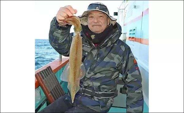 「船ヤリイカ釣りで40cm級ダブル連発！【茨城・波崎】多点掛けで数釣り気配」の画像