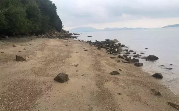 「釣りの合間に【シーグラス探し】のススメ　やれば釣りの腕前も上がるかも？」の画像