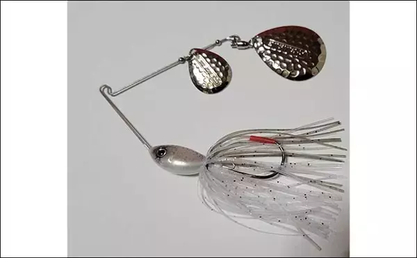 「夏のブラックバス釣りを【スピナーベイトで攻略する方法】」の画像