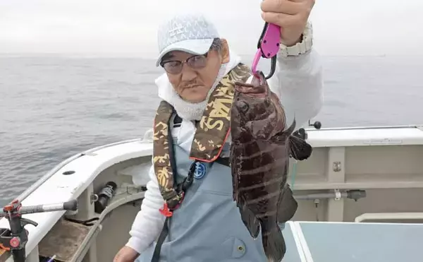 「相模湾の沖五目釣りでアジ11～39尾に2.4kgマダイ手中【洋征丸】カンパチ・マハタ・クロムツも登場」の画像
