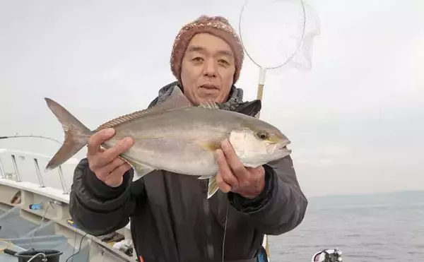 「相模湾の沖五目釣りでアジ11～39尾に2.4kgマダイ手中【洋征丸】カンパチ・マハタ・クロムツも登場」の画像