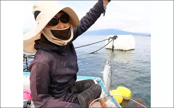 「手こぎボートでのコマセ釣りでヒラソウダにゴマサバをキャッチ【沼津・丸高水産】」の画像