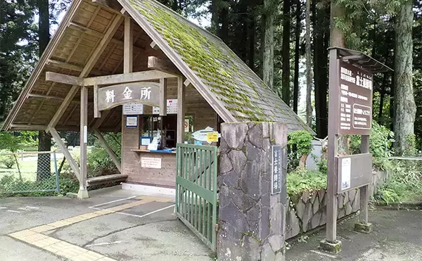 「フライフィッシングで50cm級ニジマス手中【静岡・富士養鱒場】良型が連発で大満足」の画像