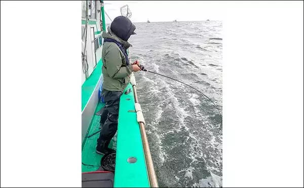「全面解禁した大原沖ヒラメ釣りで2.5kg頭にトップは本命5尾手中【千葉・大吉丸】」の画像
