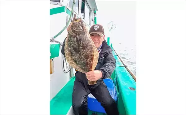 「全面解禁した大原沖ヒラメ釣りで2.5kg頭にトップは本命5尾手中【千葉・大吉丸】」の画像